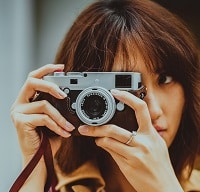 girl clicking picture