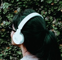 white-ANC-headphones