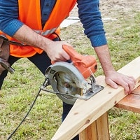 circular saw use in house building